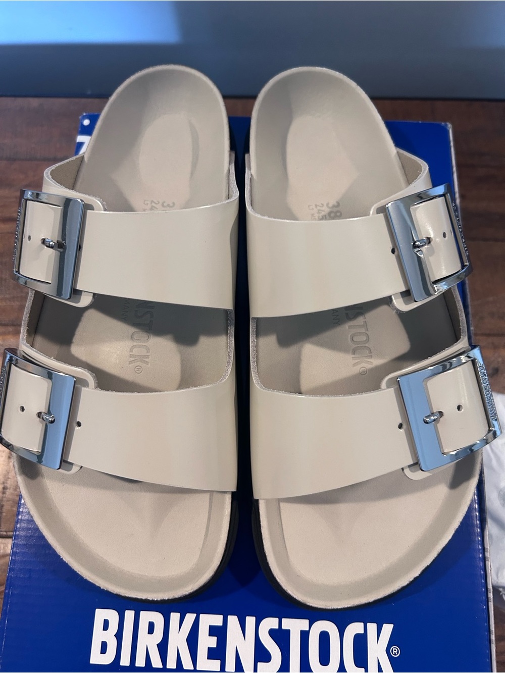 NIB Birkenstock Arizona Droplet High Shine Ecru w/Silver Buckles Slide Sandals38